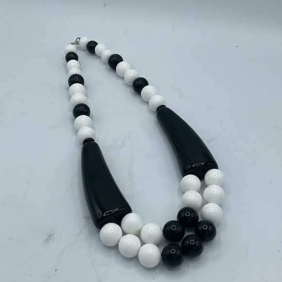 ”RETRO 80’s VINTAGE CHOKER STYLE BLACK AND WHITE NECKLACE” Costume Jewelry. - Picture 5 of 7